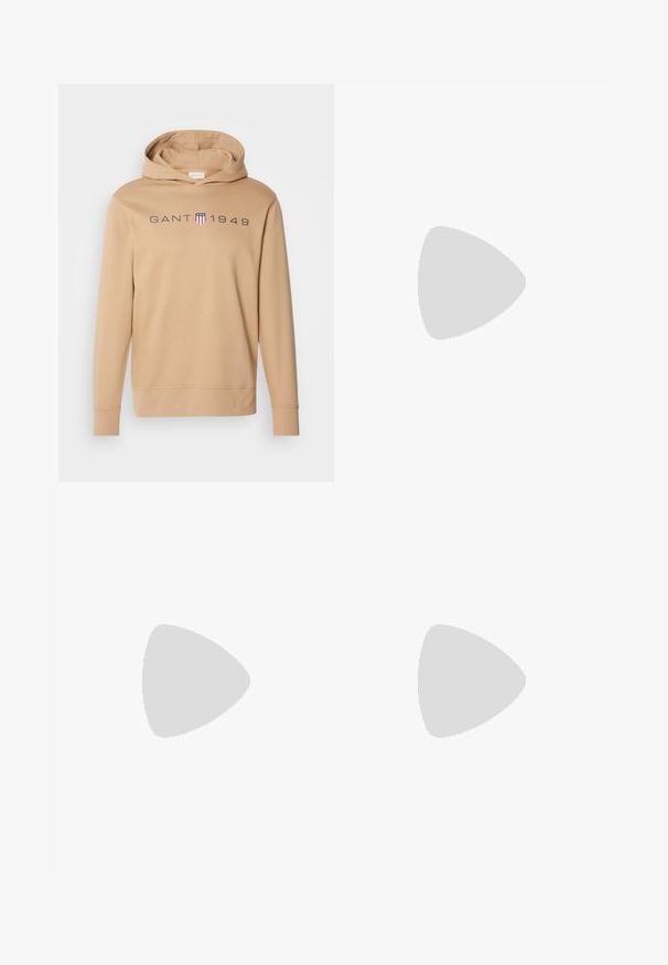 Hanorac bej cu glugă, realizat dintr-un material moale, având un logo pe piept "GANT 1949" în nuanță de bleumarin, cu un mic accent în formă de scut. Design simplu.; Polo alb dintr-un amestec de bumbac și polyester, având guler, placket cu două butoane și un logo brodat subtil pe piept.; Pantaloni kaki, amestec de bumbac, croială drept, cu pliuri frontale, bucle pentru curea și închidere cu nasture. Textură netedă, fără modele.; Adidași albi cu accente din suede bej și soles din cauciuc deschis; prezentând un design low-top și detalii texturate pe partea superioară.