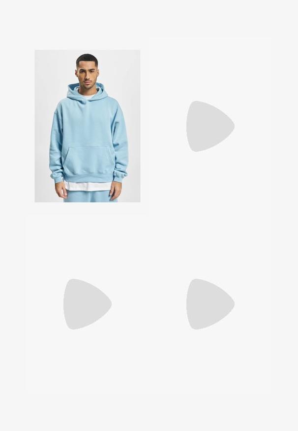 Lyseblå hoodie lavet af blødt stof, med en kengurulomme, snor i hætten og ribbede manchetter. Lagt over en hvid skjorte.; Sort bomuld t-shirt med rund hals, korte ærmer og et lille farvet mærke på venstre bryst med ordet "SUPERIOR."; Lysblå atletisk bukser lavet af glat stof, med elastisk talje og kontrasterende sorte sidelister.; adidas Originals GAZELLE - Indendørsfodboldstøvler - real madrid/bluebird/footwear white/crew yellow