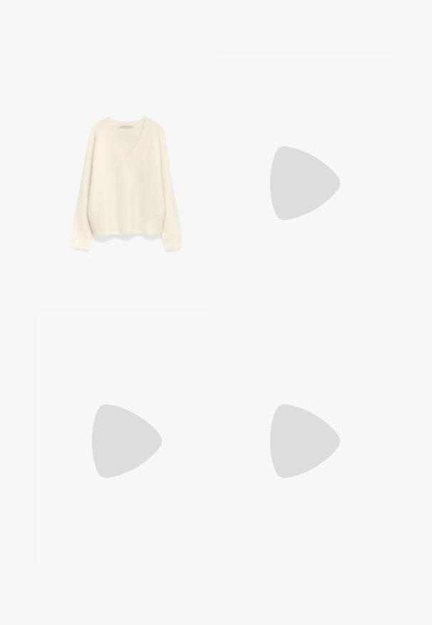 Cremefarbener V-Ausschnitt-Pullover aus weichem, strukturiertem Stoff. Mit gerippten Bündchen und Saum, in einem lässigen, übergroßen Schnitt.; Braune weit geschnittene Jeans mit hoher Taille, Reißverschluss vorne und Knopfverschluss. Sie verfügen über Vorder- und Gesäßtaschen.; Braune Lacklederslingback-Pumpe mit spitzem Zehenbereich, kleinem Blockabsatz, Kreuzriemendesign und dekorativem Schleifendetail auf der Vorderseite.; Gewebte braune Tragetasche mit abgerundetem Oberteil und zwei Griffen. Sie verfügt über ein strukturiertes Muster und eine weite, offene Bauweise für einfachen Zugriff.