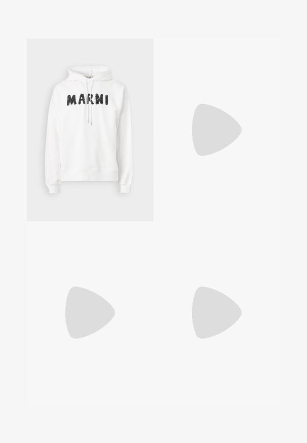 Marni Bluză de molton - natural white; Tricou scurt negru cu mânecă scurtă, având textul stylizat "Marni" în roșu pe piept, cu guler rotund și croială lejeră.; Jeans din denim uzat, de culoare verde deschis, cu un croi drept, design cu cinci buzunare, și decolorare inegală cu stropi de vopsea.; Adidași cu talpă joasă din suede bleumarin, cu talpă albă, șireturi bleumarin și logo-ul 'Filling Pieces' în aur pe lateral.
