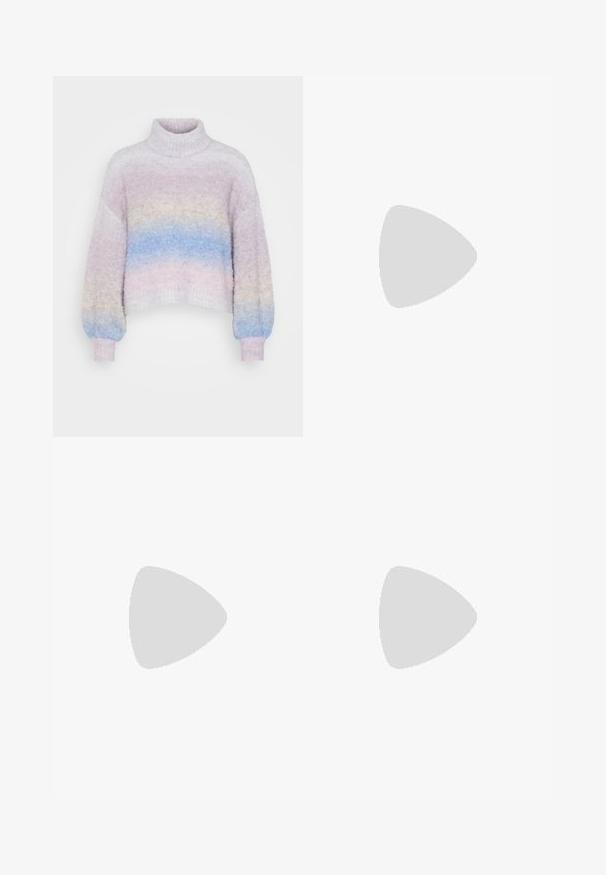 Pleten pulover z visokim ovratnikom v pastelnih barvah, z gradientom roza, vijolične in modre. Oversized kroj z rebrastimi manšetami in robom.; ONLY Petite ONLMADISON BLUSH WIDE - Široke hlačnice - dark blue denim; Črni lakirani usnjeni loafers s debelim črnim podplatom in zlato kovinsko opremo. Gladka tekstura in zasnova zaokroženega nosu.; Srebrni kovinski obročasti uhani z brušenjem, s krožno obliko in prozornim zatičem za varno nošenje.