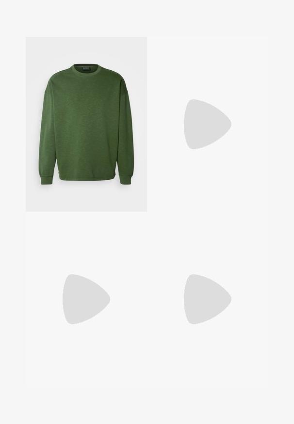 Felpa verde con scollatura tonda, vestibilità ampia e maniche lunghe. Realizzata in un tessuto strutturato con polsini e orlo a coste.; Pantaloni neri su misura realizzati in tessuto morbido. Presentano una chiusura frontale, due tasche laterali e gambe dritte. Design minimalista senza fantasie.; Sneaker bianca in pelle con accenti in suede beige, caratterizzata da una punta rotonda, chiusura con lacci e suola in gomma marrone, con il nome del marchio "BOSS".; Borsa da viaggio in pelle marrone con chiusura a zip, doppie maniglie, tracolla regolabile e motivi di texture visibili sulla superficie.