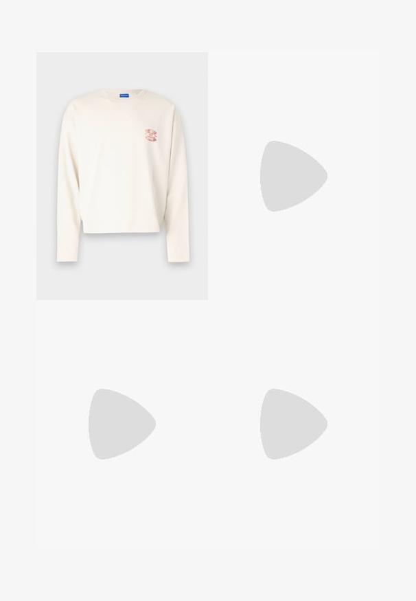 Crème katoenen t-shirt met lange mouwen en een cropped design, met een roze grafisch logo op de linkerborst en een klassieke ronde hals.; Blauwe denim cargoshorts met een hoge taille, meerdere cargozakken aan de zijkanten en een klassieke vijf-pocket stijl. Stonewashed textuur.; Zwarte lage sneakers met witte strepen, zwarte veters, gestructureerde zwarte zool en witte hielaccent, met het merk "JACK & JONES" aan de zijkant.; Zwarte stof heuptas met een afgeronde vorm, voorzak met rits en een gladde textuur. Geen zichtbare patronen of accenten. Lichtgewicht ontwerp.