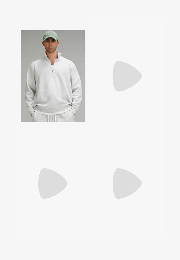 lululemon STEADY STATE HALF-ZIP - Fleecepullover - heathered core ultra light grey; Schwarzes T-Shirt mit kurzen Ärmeln aus Baumwolle, mit Rundhalsausschnitt und lockerer Passform. Glatte Textur mit minimalen Nähten.; Schwarze weite Hose aus weichem Stoff mit einem Tunnelzugbund, Seitentaschen und einer dreieckigen Akzenttasche. Silberne Hardware-Details sind enthalten.; Schwarzer Laufschuh mit einer Mischung aus Mesh- und sinthetischen Materialien, dicke Sohle, geschwungenes Design und auffälliger Markenkennzeichnung an der Seite.; Eckige, grau getönte Sonnenbrillen mit silberner Hardware, vor einem hellen Hintergrund. Die Gläser weisen eine einzigartige geometrische Form auf.