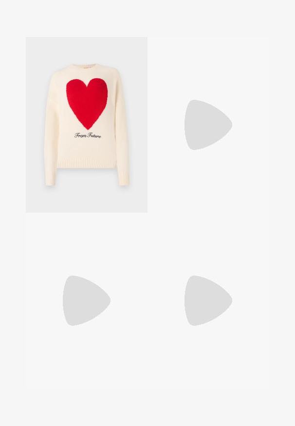 Pull crème avec un grand design en cœur rouge à l'avant et le texte "From Future" en noir. Encolure et poignets côtelés.; Shorts décontractés bleu clair en matériau doux avec une taille côtelée. Présente une forme évasée et une texture lisse et uniforme.; Baskets blanches en matériau synthétique lisse, avec un bout arrondi, un design à lacets, une semelle plate et des détails perforés discrets.; Sac à épaule en faux cuir brun, de forme arrondie, avec des coutures minimales et un accent en matériel doré. Il possède une fermeture zippée sur le dessus et une sangle réglable.