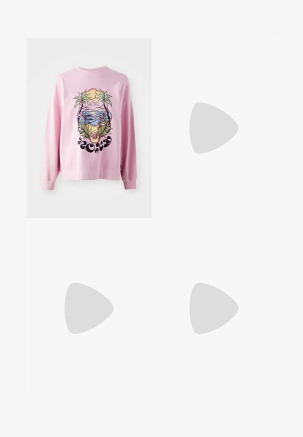 Sudadera rosa con un gráfico vibrante de palmeras y una escena de playa con montañas, sol y detalles florales. Manga larga y puños acanalados.; Pantalones negros, ligeros, con cintura elástica y tobillos fruncidos. La tela es suave y presenta un diseño relajado y ajustado.; Zapato de tacón puntiagudo de cuero negro con tira en el tobillo y tacón ancho. Textura plana, diseño elegante y estética minimalista.; Bolso tote de cuero negro con textura lisa, forma rectangular y dos asas largas. Sin herrajes ni adornos visibles.
