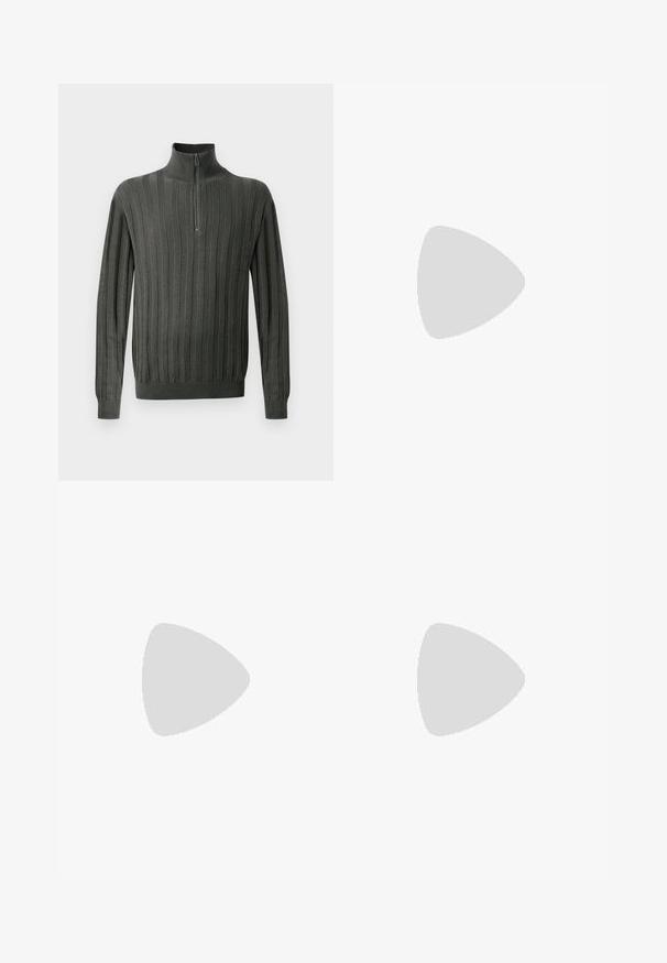 Suéter de punto verde oscuro con cuello de media cremallera, presenta una textura acanalada vertical y puños ajustados. Tejido suave, diseño casual.; Jeans de mezclilla oscura con corte slim, que presentan manchas de pintura, costuras visibles y diseño clásico de cinco bolsillos. Corte recto.; Zapatilla de cuero blanca con un acabado suave, puntera redonda, cordones planos y suela texturizada. Cuenta con un sutil logo en el talón.; Gafas de sol redondas negras con lentes oscuros y brazos metálicos delgados. Incluye puntas de varilla transparentes y acentos plateados en la bisagra. Diseño minimalista.