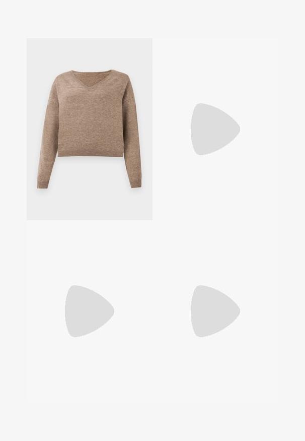 Pulover tricotat de culoare maro deschis, cu decolteu în V, mâneci lungi și tiv cu nervuri. Textură moale, cu un design ușor scurtat și fără modele vizibile.; Jeanși cu picioare largi din denim albastru închis. Prezintă cusături contrastante, cinci buzunare și o închidere cu nasture la talie. Textură netedă.; Pantofi negri cu un detaliu mic de fundiță la vârf, asortați cu colanți maro închis, cu textură ondulată. Pantofii au o textură netedă și un profil joase.; Geantă crossbody din piele lac burgundă, cu formă rectangulară, două curele, accesorii din argint și închidere cu clapetă.