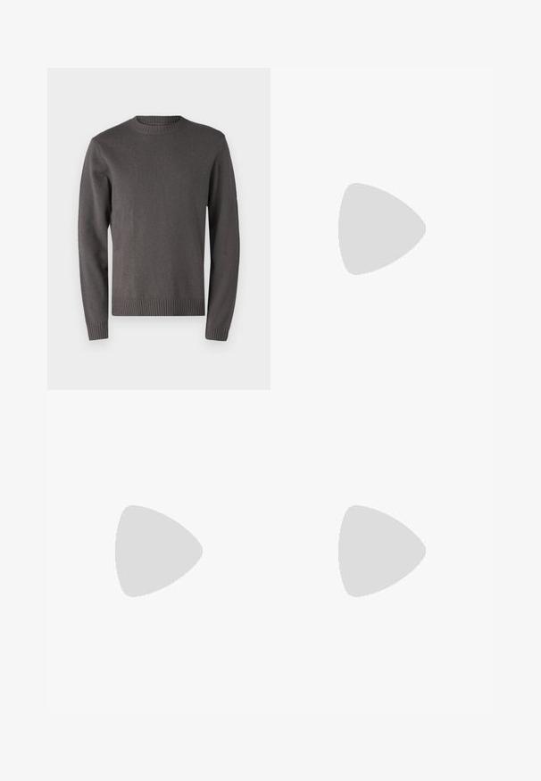 Samsøe Samsøe SYLLI CREW NECK - Džemper - volcanic ash; Must musta särk, mis on valmistatud siledast kangast, kahe rinna tasku, krae ja nööpidega mansettidega. Lihtne disain väheste detailidega.; Heledad sinine teksapüksid sirge säärega, kõrge taljega ja minimaalse õmblustehnikaga. Kangas on pehme ja kergelt pleekinud tekstuuriga.; Mustad musta naha sussid sujuva viimistlusega, esiosal rihmaga detail ning paksu kummitaldaga, mis on kaunistatud soontega.