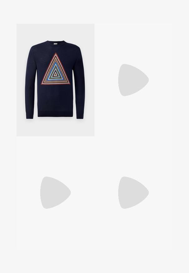 Sweater azul-marinho com um design triangular multicolorido central, apresentando padrões em camadas nas cores vermelho, castanho, azul e creme. Mangas compridas e gola redonda.; Calças castanhas de cintura alta feitas de tecido texturado. Apresentam pernas largas e duas pregas frontais para estrutura. Acabamento cuidadoso sem hardware visível.; Mocassins de couro preto com uma textura suave, bico arredondado e uma faixa decorativa sobre o peito do pé. Salto baixo e empilhado, design minimalista.; Bolsa de ombro preta em couro com uma textura suave, forma retangular e uma alça longa; apresenta um pequeno logo branco ao centro.