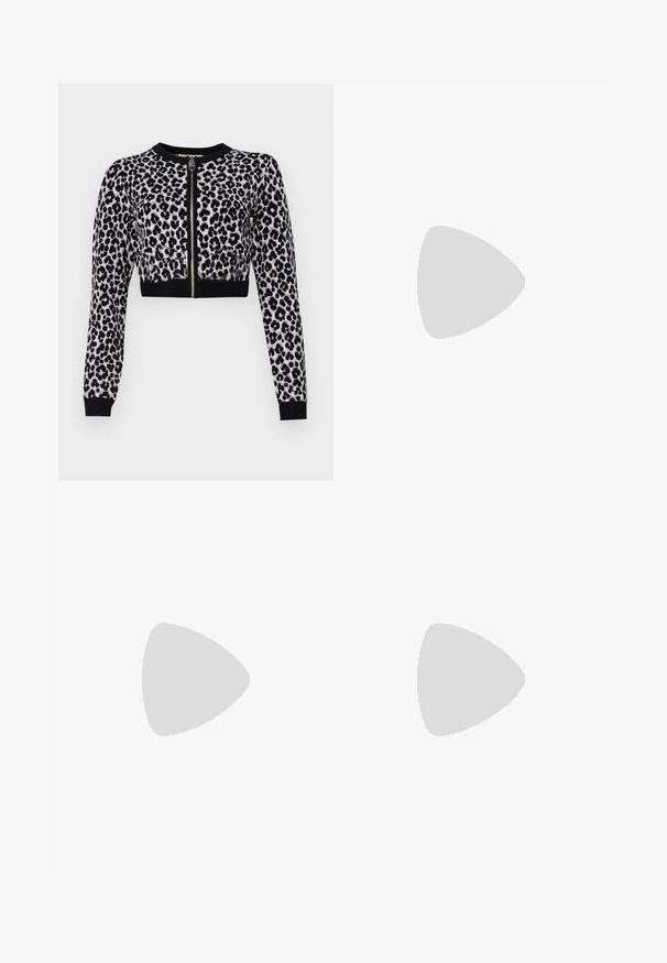 Zkrácený cardigan s leopardím potiskem v černé a šedé barvě, dlouhými rukávy, předním zipem a černými žebrovanými manžetami. Měkká, strukturovaná pletenina.; Bílé volné kalhoty vyrobené z bavlny s hladkou texturou. Obsahují přední knoflík, zip a design se čtyřmi kapsami.; Černé kožené sandály s pozlacenými přezkami, s vícero popruhy a plochou podrážkou pro nošení s otevřenou špičkou.; Černá kožená kabelka se strukturovaným designem, dvojitými horními uchy, odnímatelným ramenním popruhem, zlatými doplňky a akcentem ve formě logového charm.