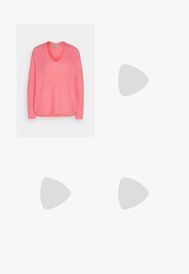 Mos Mosh THORA V-NECK - Džemperis - camellia rose; Juodos odinės kelnės su lygiu tekstūru, tiesaus kirpimo, dviem priekinėmis kišenėmis ir matomomis siūlėmis.; Juodi odiniai mokasinai su apvalia nosimi, siuvinėtu raštu ir nedideliu kulnu. Lygus paviršius ir lanksti guma. ; Juodas pintas odinis rankinukas su apvalia forma, turintis viršutinį rankeną ir nuimamą dirželį. Lygi tekstūra ir subtilūs siuvimo detalės.