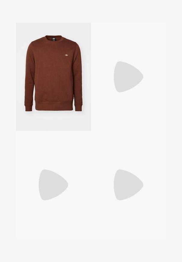Dickies OAKPORT - Mikina - cappuccino; Černé bavlněné tričko Nike s klasickým kulatým výstřihem, krátkými rukávy a decentně vyraženým logem na hrudi. Hladký povrch.; Černé teplákové kalhoty s elastickým pasem, volným střihem, manžetami na kotnících, hladkým povrchem a bez viditelných vzorů či kovových detailů.; Černé boty Nike mají síťovanou horní část s akcentovými pruhy, texturované šněrování a černou gumovou podrážku. Nosené s černými žebrovanými ponožkami.