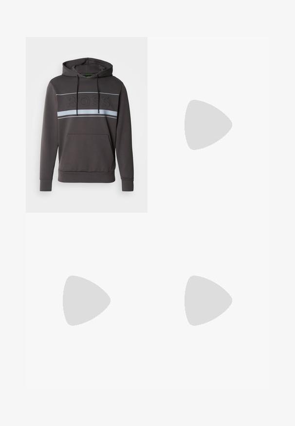 Hoodie v temno sivi barvi z žepom na sprednji strani, ki ima dvignjen logo "BOSS" in vodoravne svetlo sive črte čez prsni del.; Kratek T-shirt v krem barvi s kratkimi rokavi in visokim ovratnikom, na sprednjem delu vratu in notranji etiketi pa je natisnjen napis "BOSS" v črni barvi.; Črne slim-fit trenirke s belim vrvico, rebrastimi manšetami in subtilnim logotipom na zgornjem stegnu na enobarvnem ozadju.; Črne superge z gladkim usnjenim zgornjim delom, okroglo konico, ravnimi vezalkami, oblazinjeno ovratnikom in minimalističnim dizajnom. Gumijast podplat z diskretnim profilom.