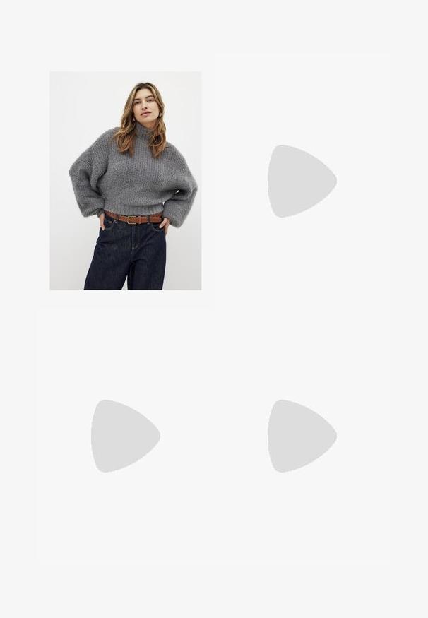 Grauer Strickpullover mit hohem Kragen und voluminösen Ärmeln, kombiniert mit dunklen Jeans und einem geflochtenen braunen Gürtel. Glatte Textur.; Schwarze Hose mit geradem Schnitt, ausgestattet mit Fronttaschen und Seitenschlitzen am Saum. Hergestellt aus weichem, glattem Stoff. Geeignet für verschiedene Anlässe.; Flache Sandalen mit einer honigfarbenen Gummisohle, gestaltet mit drei überlappenden weißen Lederriemen und einem kleinen Schleifendetail in der Mitte.; PULL&BEAR HALF MOON  - Handtasche - white