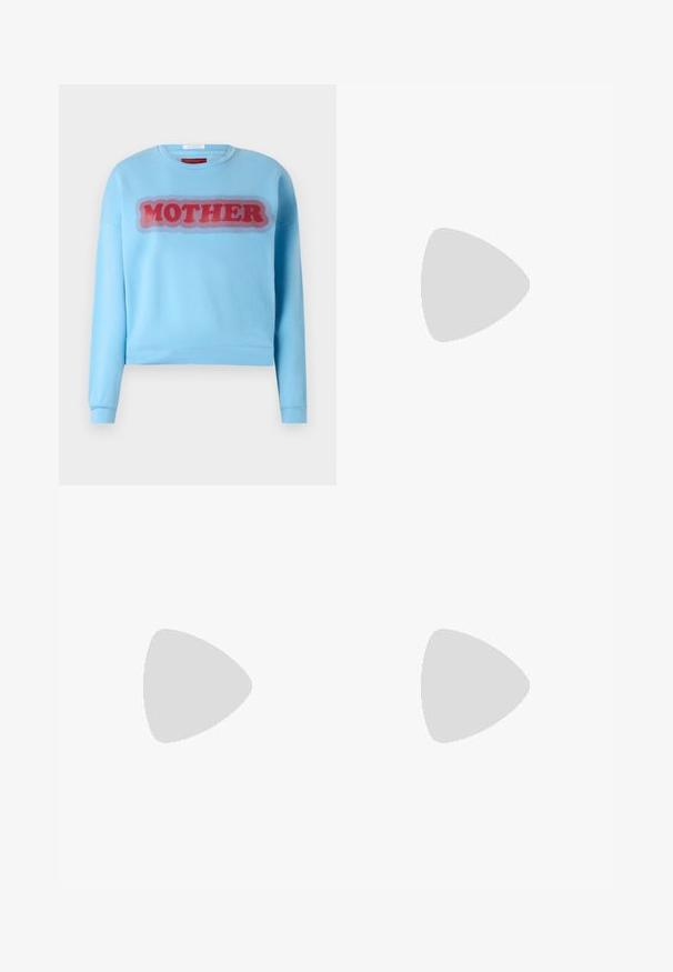 Mother THE DROP SQUARE - Sportska majica - light blue; Bijela majica s kratkim rukavima izrađena od rebraste tkanine. Okrugli izrez, klasičan kroj i suptilni detalji šivanja. Bez uzoraka ili grafika.; Svijetloplave traperice s flare krojem, pet džepova, petljama za pojas, zatvaranjem na gumb i blago izblijedjelom teksturom, s detaljem crvenog loga na stražnjoj strani.; Crne kožne baletanke s zaobljenim vrhom, glatke teksture, minimalnim detaljima šavova i fleksibilnim dizajnom potplata.; Smeđa kožna torba s preklopom, zlatnim detaljima, remenom za nošenje preko ramena i glatkom teksturom. Kompaktni pravokutni oblik.