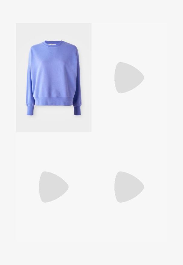 Sudadera de color morado claro en tejido suave, con un escote redondeado y mangas largas con puños y dobladillo acanalados. Textura lisa, estilo casual.; Jeans de mezclilla azul oscuro de pierna ancha con una cintura alta, bolsillos frontales y cierre de botón. Presentan costuras en contraste y una textura suave.; Zapatillas de cuero azul marino con rayas crema, detalles en rosa en el talón y una suela de goma texturada en color marrón claro. Diseño clásico de perfil bajo.; Bolso de mano de cuero negro con diseño fruncido, cierre de doble cordón y correa de hombro desmontable. Presenta un detalle metálico del logo.