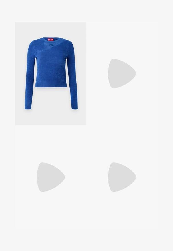 Blauer langärmeliger Cropped-Pullover mit Rundhalsausschnitt, subtiler Textur und kleinem ovalen Logo-Emblem unterhalb des Ausschnitts.; Weite Hosen aus schwarzem Stoff mit hohem Bund, die eine saubere Verarbeitung und glatte Textur aufweisen. Keine sichtbaren Beschläge oder Muster.; Schwarze Leder-Stiefelette mit spitzer Zehe, schlankem, mittelhohem Absatz und silberner Schnalle seitlich vor einem schlichten Hintergrund.; Schwarze Lederhandtasche in dreieckiger Form, mit schmalem Tragegurt und silbernem Zubehör. Sie verfügt über einen Reißverschluss und ein geprägtes Logo auf der Vorderseite.