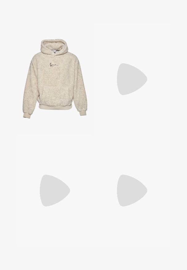 Hanorac din fleece crem, cu buzunar frontal, manșete ajustate și un detaliu discret cu logo pe piept. Suprafață moale, texturată.; Pantaloni de lounge gri din bumbac, cu un brâu elastic, șnur și două buzunare laterale; design cu picior drept, textură moale, fără modele.; Cizmă de gleznă din întoarsă de culoare bej, cu guler negru căptușit, ochiuri din metal auriu, detalii de cusătură albă și talpă din cauciuc robustă, cu un model pronunțat.; Ochelari de soare cu un cadru din plastic gri deschis, subțire, design înconjurător, lentile întunecate și o textură netedă. Prezintă un branding minim pe lateral.
