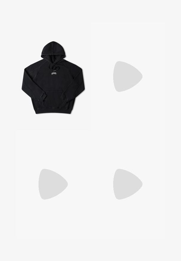 Μαύρη ζακέτα διαστημού με μαλακό ύφασμα, διαθέτει τσέπη καγκουρό, κουκούλα με κορδόνι και ασημένιο λογότυπο στο στήθος. Ριμπ κορυφές και στρίφωμα.; Ελαιόμηλο πράσινες πλισέ παντελόνες από λεία ύλη, με κούμπωμα και ευθεία γραμμή. Χωρίς ορατές τσέπες.; Μαύρα αθλητικά πάνινα παπούτσια με γυαλιστερή και διχτυωτή υφή, διαθέτοντας χοντρή σόλα και κορδόνια, συνδυασμένα με φαρδιά χακί cargo παντελόνια.; Μαύρη νάιλον τσάντα χιαστί με ρυθμιζόμενο λουρί, με έντονο λευκό λογότυπο. Φοριέται πάνω από ένα ανοιχτό μπλε t-shirt. Απλός, λειτουργικός σχεδιασμός.