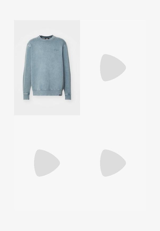 Lichtblauwe sweatshirt van zacht materiaal met een geribbelde ronde halslijn en manchetten, voorzien van een klein borduursel op de borst.; Witte katoenen t-shirt met korte mouwen, ronde halslijn en recht gesneden. Gladde textuur zonder zichtbare patronen of accenten.; Lichtblauwe rechte jeans gemaakt van denim, met een vervaagde afwerking, vijf-pocket ontwerp en zichtbare stiksels langs de naden.; Zwarte leren enkellaars met een spitse neus, minimale stiksels, een middellange blokhak en een gladde, gepolijste afwerking.; Zwarte plastic zonnebril met groene lenzen, vierkante montuur, zilveren accent op de wenkbrauw en een gestructureerde tempel. Merken vermeld op de binnenkant van de arm.; Zwarte leren tote bag met reliëfletters op het oppervlak, voorzien van twee stevige handvatten en een ruime, ongestructureerde vormgeving.