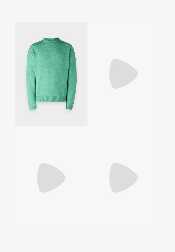 Jack & Jones JOROLLIE CREW NECK - Maglione - holly green; Pantaloni a gamba larga in ecopelle nera con texture a contrasto a forma di coccodrillo, design tradizionale a cinque tasche e dettagli in metallo argentato su bottoni e rivetti.; Scarpe in pelle nera con punta arrotondata, design con lacci e suola spessa e texture. Indossate con pantaloni neri su misura e un maglione a coste.; Occhiali da sole neri rettangolari con lenti scure. Montatura lucida, aste dritte con una leggera curvatura. Design minimalista, senza decorazioni.