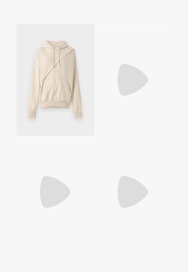 Šviesiai ruda hoodie, pagaminta iš minkštos medžiagos. Išskirtinis bruožas yra įstrižai siūta detalė, priekinė kišenė ir raišteliai bei apykaklė su raukšlėmis.; Trumpas baltas marškinėliai iš minkštos medžiagos, su trumpomis rankovėmis, apvaliu iškirpimu ir raukšlėtais hemų detalėmis. Paprastas ir be puošmenų dizainas.; Balti platūs baltos spalvos keliai, pagaminti iš medvilnės su lygiu paviršiumi. Yra priekinis mygtukas, užtrauktukas ir keturi kišenės.; Juodos odinės šlepetės su reguliuojamu užsegimu, plokščiu tan spalvos padu ir dviem plačiomis juostomis, kirtančiomis per pėdą, minimalistiškas dizainas.