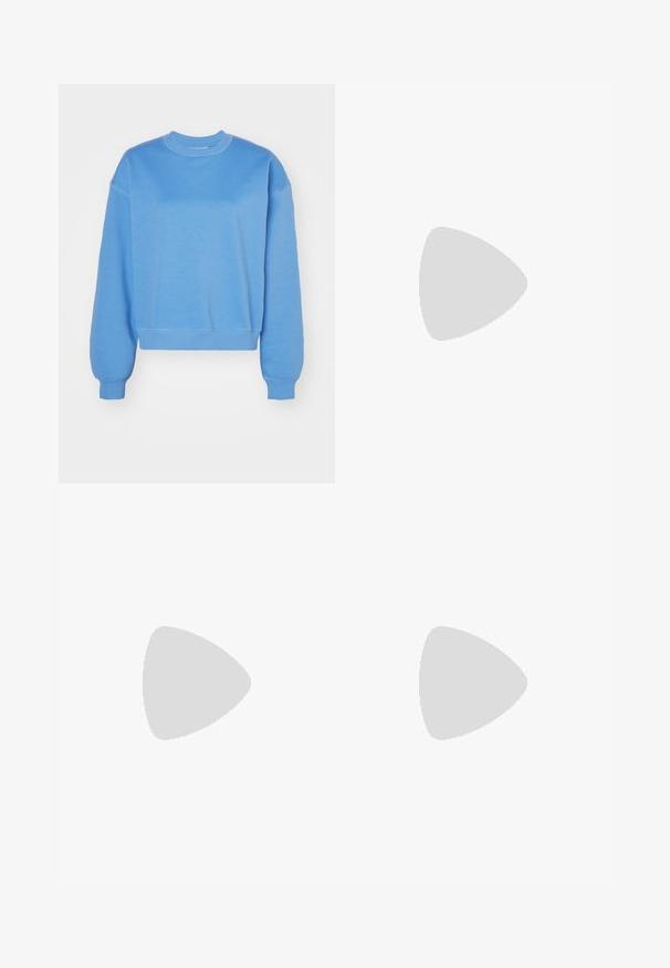 Weekday ESSENCE STANDARD  - Sweatshirt - blue medium; Sorte cordfløyels vide bukser med en knyttet belte i livet, med en teksturert overflate og strukturert form, egnet for hverdagsbruk.; Sorte lærersko med rund tå, flat såle og en rem med spenne-detalj. Kraftig blokkhæl for bedre stabilitet.; Sølv dråpeøreringer med firkantet studs, med en glatt, polert overflate og en tåreformet design som reflekterer lys med en blank overflate.