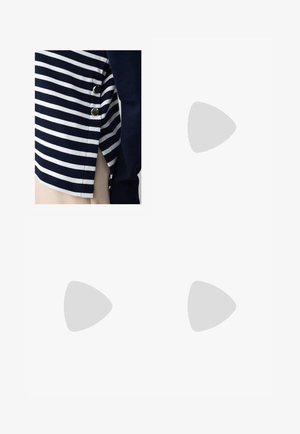 Top a righe nei colori blu navy e bianco, realizzato in tessuto morbido, con dettagli metallici lungo i lati e chiusura per un tocco di stile in più.; Pantaloni in denim a gamba larga blu scuro, con due tasche anteriori decorate con bottoni e orlo dritto.; Sandal in pelle nera open-toe con una fascia ampia e un tacco a blocco solido. Caratterizzato da una texture liscia e un design minimale.; Borsa hobo nera in pelle con una superficie liscia, forma curvata e una singola tracolla regolabile; presenta un'ampia apertura nella parte superiore.