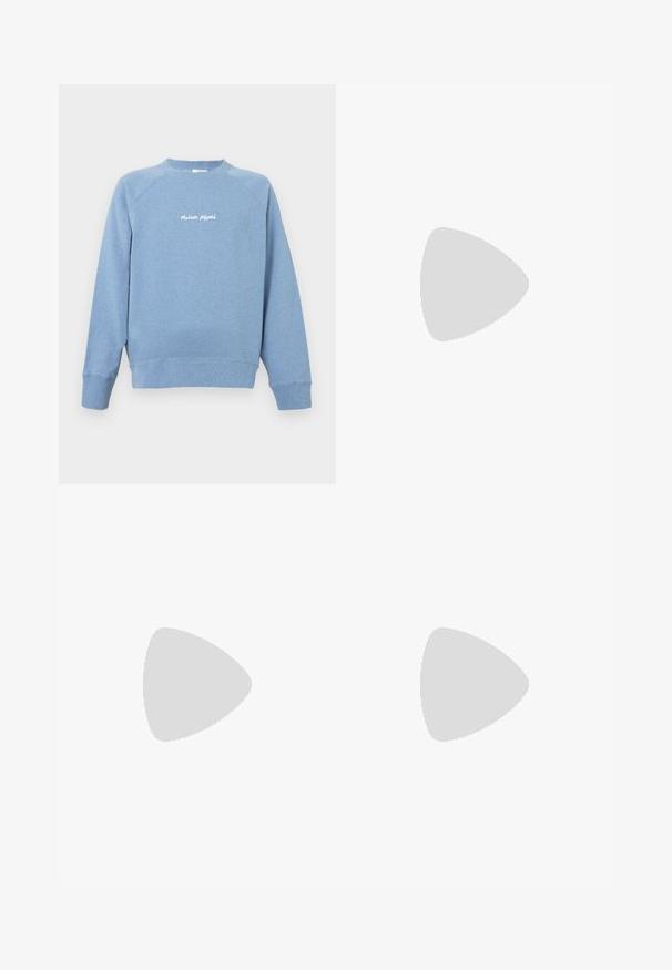 Sweatshirt bleu clair en tissu doux, avec un col rond et des manches raglan. Contient du texte brodé blanc sur la poitrine.; Jean en denim beige clair avec un design à jambe droite, cinq poches et une fermeture à bouton à l'avant. Couture visible le long des coutures.; Baskets rétro beiges avec une semelle en caoutchouc brun, ornées d'accents rayés et de logos brodés. Portées avec des chaussettes blanches, détails rayés bruns.; Lunettes de soleil teintées de jaune avec une monture dorée translucide, de forme rectangulaire fine et des branches angulaires avec des accents vert clair.