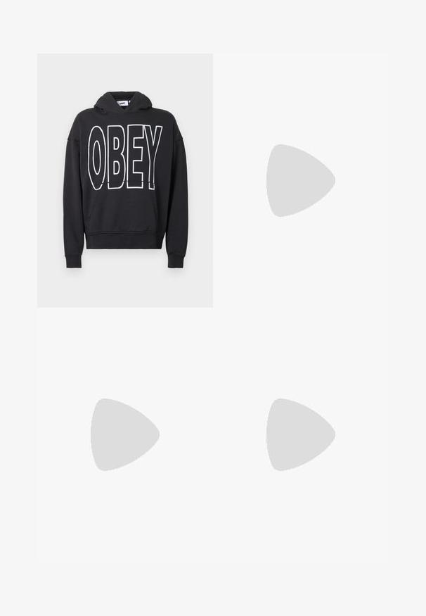Svart hoodie i bomull med en stor vit "OBEY"-logotyp på framsidan, kenguruficka samt ribbade muddar och fåll.; Replay Inc. Långärmad tröja - stoned grey; Ljust grå denimjeans med rak passform, fem fickor, knäppning med mässingsknapp och subtil blekning på benen.; Svarta sportskor med texturerad ovandel, reflekterande detaljer och vadderade sulor. Har snören och varumärkets logotyp på sidan.; Svarta rektangulära solglasögon med graduerade linser, med en tjock ram och metallaccentdetaljer på bågarna. Slät yta genom hela. 