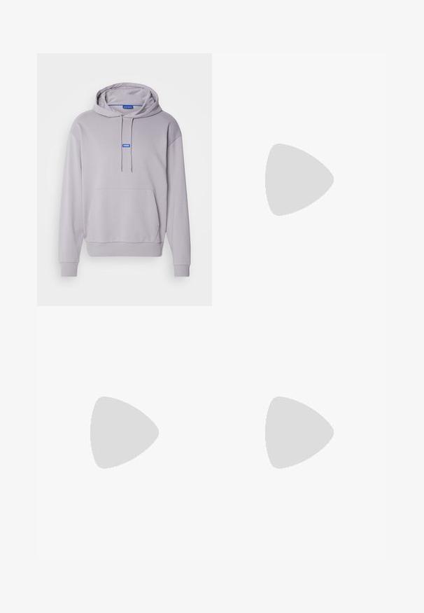 Ljusgrå hoodie i mjukt material, med en framficka, justerbara snörningar och en liten blå logotyp på bröstet.; Vit bomulls T-shirt med rundad halsringning, korta ärmar och en diskret präglad logotyp på bröstet. Inuti finns en etikett med en orange accent.; Blå denimjeans med hög midja, rak bendesign och subtila blekningar. Har klassisk femficksdesign och dragkedja.; Vitaidrottsskor i mesh och mocka med en strukturerad mellansula, texturerade accenter och "HUGO"-logotypen på sidan.