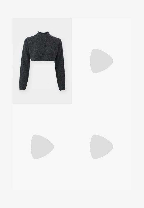 Pulover turtleneck scurt, de culoare gri închis, cu mâneci lungi și țesătură texturată. Designul este ajustat și minimal, fără elemente metalice vizibile.; Pantaloni cargo cu un model de camuflaj, ce prezintă nuanțe de verde și gri, talie elastică cu șnur și două buzunare laterale.; Cizmă de luptă din piele neagră, cu vârf rotund, șireturi în față și o bandă de tragere la gleznă. Dispune de o talpă groasă din cauciuc pentru durabilitate.; Femeie cu păr lung și închis la culoare, îmbrăcată într-un costum negru, purtând o geantă de umăr din piele neagră, privind peste umăr, pe un fundal alb.
