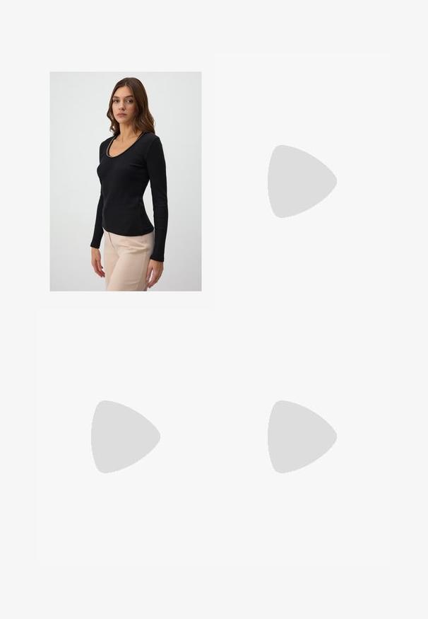 Zwarte blouse met lange mouwen met een geribbelde textuur en een ronde halslijn versierd met een gouden kettingaccent. Strak ontwerp, gecombineerd met beige broek.; Bruine wijde broek in katoenmix, met een rafelige zoom, sluiting met een knoop aan de voorkant en een klassieke vijf-pocketstijl. Minimalistisch en veelzijdig.; Glanzende bordeauxrode enkelboot met een chunky zwarte hak, met een gladde textuur en een eenvoudig ontwerp. Geen zichtbare sluitingen of patronen.; Bruine leren tote bag met een gladde textuur, een ontwerp met een open bovenkant en twee schouderbanden. Kenmerkt zich door minimale stiksels en geen zichtbare hardware.