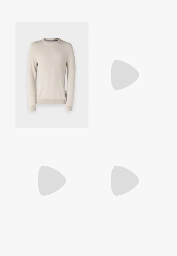 Suéter de punto beige con un patrón texturizado, cuello redondo y puños y dobladillo acanalados. Fabricado con un material suave y transpirable.; Camiseta de algodón crema con mangas cortas y cuello redondo. Presenta un estampado gráfico en azul y rojo con texto y un motivo.; Jeans de mezclilla azul oscuro con un diseño de pierna recta. Presentan costura visible, cierre de botón y pliegues frontales para un detalle adicional.; Zapatilla de cuero negra con rayas blancas, suela de goma texturizada y parte frontal con cordones. Cuenta con una etiqueta de marca en la lengüeta.; Bolso cruzado de piel negra con cierre de cremallera, logotipo embossing en el frente y correa ajustable. Textura suave con forma rectangular.