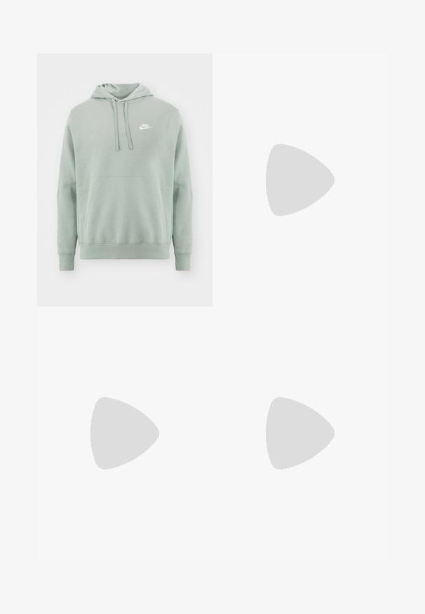 Hoodie verde claro feito de tecido macio, com um bolso frontal, capuz com cordão e um logo branco da Nike no lado superior esquerdo.; T-shirt de algodão branca com um grande logótipo laranja "NIKE" e texto verde que diz "SPORTSWEAR ENGINEERED" e especificações adicionais.; Calções atléticos verde claro com painéis laterais de malha branca e acabamentos verdes. Apresentam uma cintura elástica e um fecho de cordão.; Tênis de couro brancos com logo verde da Nike, bico redondo, sola plana, combinados com calças de denim azul claro, exibidos sobre um tapete azul.