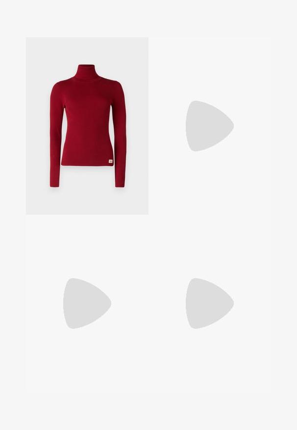 Rdeča rebrasta pulover s turtleneck ovratnikom, izdelan iz elastičnega pletenega materiala. Ima dolge rokave in majhno oznako na spodnjem levem robu.; Svjetloplave traperice visoko struka, širokog kroja, s dva bočna djepa i naboranim dizajnom. Mekana tekstura s izblijedjelim završetkom.; Črna usnjena črna čevlja na visokem petu z zašiljenim prstom, gladko teksturo in zoženim peto. Minimalističen dizajn, brez dodatnih okraskov.; Črna torbica z dvema kratkima ročajema in odstranljivim naramnim trakom. Gladek usnju podoben material z zadrgo in podrobnostmi z logotipom.