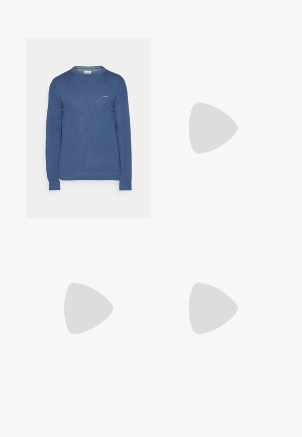 Maglione azzurro lavorato a maglia con scollatura a girocollo, motivo testurizzato, polsini e orlo a costine, con un piccolo logo bianco del marchio sul petto.; T-shirt bianca a maniche corte in cotone con scollo rotondo e un piccolo logo grigio sul petto. Tessuto liscio, vestibilità classica.; Chinos blu navy realizzati in cotone leggero, con taglio dritto, chiusura con bottone e tasche frontali. Tessuto liscio con dettagli minimi.; Sneakers bianchi con texture perforata sulla punta, tomaia in pelle liscia, suola beige e un logo discreto sul tallone.
