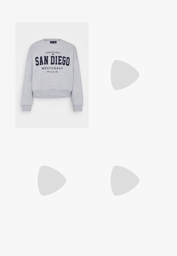 ONLY Petite ONLSWEAT LIFE CREW STATE - Sweatshirt - light grey melange; Lys blå denim vidbukser med høy midje, med legg, en jevn tekstur og ferdigkantede hem.; Sorte sandaler med stropper, firkantet tå og lav blokk hæl. Har flere tynne stropper og en justerbar ankelstropp. Laget av glatt lær.; Svart skinn toteveske med jevn tekstur, strukturert form, to håndtak og en fremtredende sølvspenne foran.