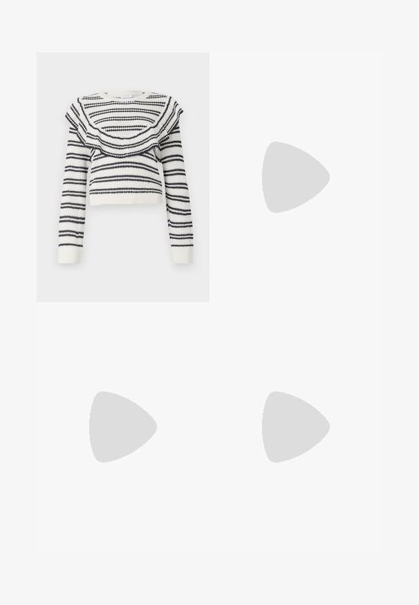 Maglione bianco a maglia con strisce orizzontali nere, dotato di un colletto arricciato e maniche lunghe. Design corto con polsini a coste.; Pantaloni in denim a gamba larga con una sfumatura che va dal blu chiaro al blu scuro, vita alta, passanti per cintura e una cintura in tessuto coordinato. Finitura in denim strutturato.; Le scarpe da ginnastica nere e grigie presentano una tomaia in rete, suole spesse e lacci. Hanno una punta arrotondata e un dettaglio di ammortizzazione visibile.; Borsa tote in pelle nera con texture liscia, forma rettangolare e due manici lunghi. Nessun hardware o decorazione visibile.