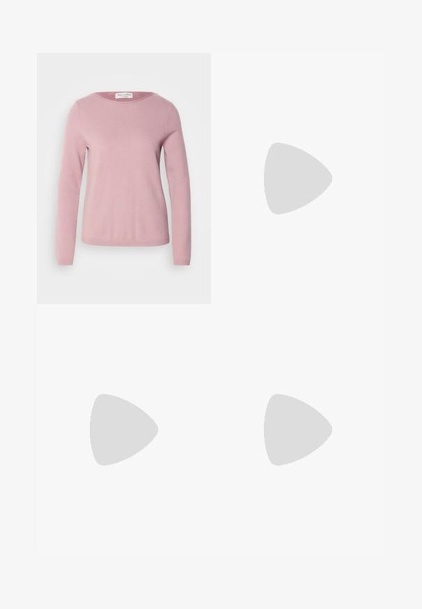 Marc O'Polo LONGSLEEVE ROUND NECK - Neule - dark mauve; Mustat housut suoralla lahkeella, joissa on kaksi etutaskua ja vyötärö. Valmistettu sileästä, kevyestä kankaasta.; Musta patenttilakattu nilkkuri, jossa on terävä kärki ja keskipitkä lohkarekorko. Silkkinen pinta ja minimalistinen muotoilu.; Musta käsilaukku, jossa on rakenteellinen muoto, sileä pinta ja metallinen solki. Yhdistetty leveisiin mustiin housuihin ja avonaiheisiin sandaaleihin puulattialla.