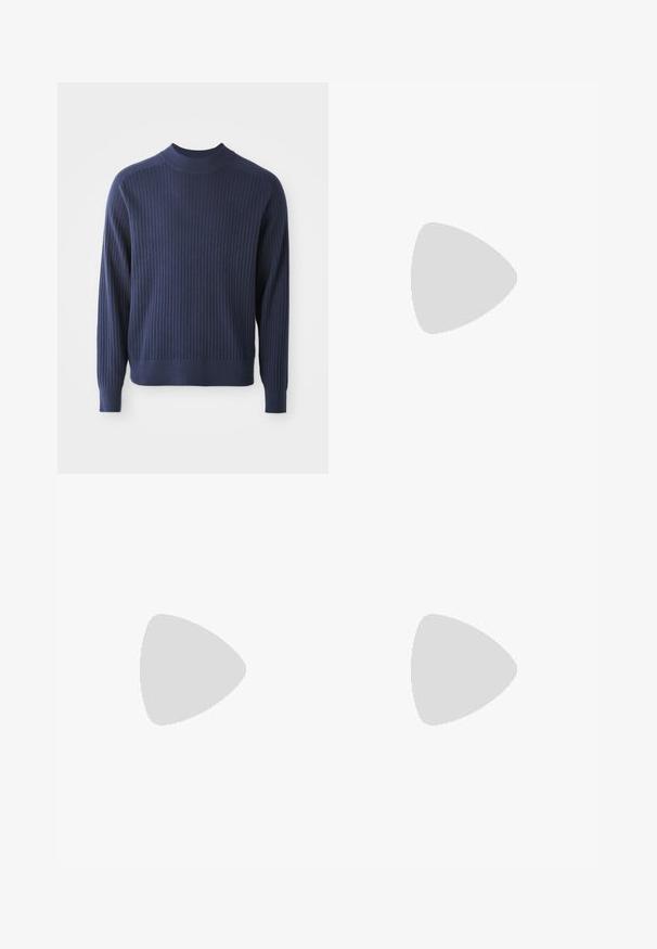 Maglione a coste di colore blu navy con scollo alto, maniche lunghe e orlo aderente; il tessuto testurizzato aggiunge profondità.; Jeans in denim blu scuro a gamba dritta con bottone frontale, zip, doppie tasche anteriori e pieghe verticali visibili lungo le gambe.; Mocassini neri in pelle con una texture liscia, punta arrotondata e una striscia decorativa sulla tomaia. Tacco basso impilato, design minimalista.; Borsa a tracolla in pelle nera con chiusura a patta, hardware in tonalità argento e due accenti tondi. Dotata di una tracolla removibile. Texture liscia.