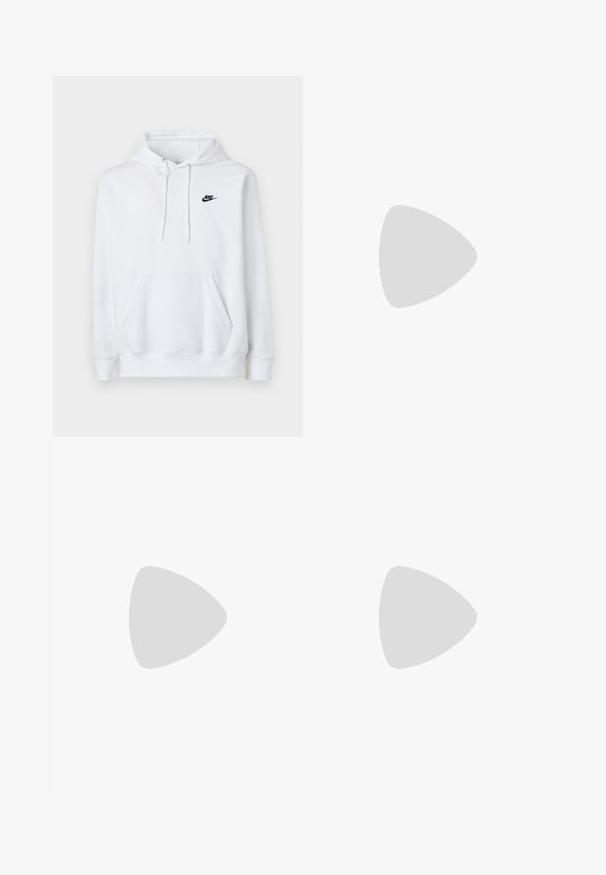 Felpa bianca con cappuccio realizzata in tessuto morbido, maniche lunghe, tasca a marsupio frontale e logo Nike nero sul lato sinistro del petto. Cappuccio regolabile.; Pantaloni della tuta neri realizzati in tessuto morbido, dotati di una vita elastica con cordoncini, caviglie elastiche e un piccolo logo sul lato.; Sneaker Nike Air Max 90 bianco con tomaia in mesh e pelle, punta forata e un'unità air visibile nel tallone.; Occhiali da sole neri con finitura opaca, lenti rettangolari, leggero curvatura sulle tempie, dettaglio logo discreto e lenti color fumo.