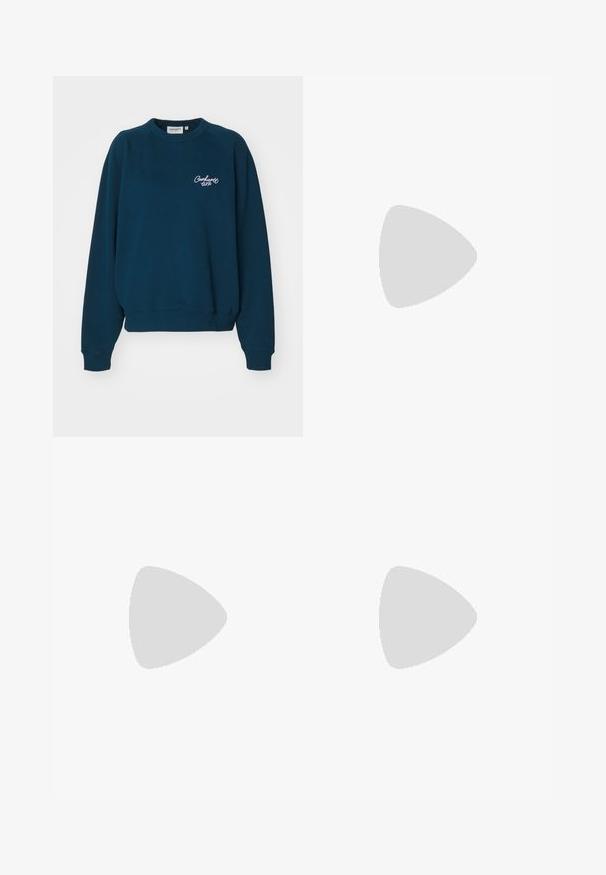 Carhartt WIP SIGNATURE - Sweater - duck blue/white; Lichtblauwe wijde jeans met een hoge taille, featuring een vervaagde afwerking, zijzakken en een subtiele split aan de onderkant van de poten.; Witte sport sneakers met een bovenkant van netstof, groene accenten, een gestructureerde zool, gecombineerd met lichtblauwe spijkerbroek met een uitgerafelde zoom.; Beige handtas gemaakt van zacht materiaal, met een slonzig ontwerp, gestikte details en twee schouderbanden. Geschikt voor dagelijks gebruik.
