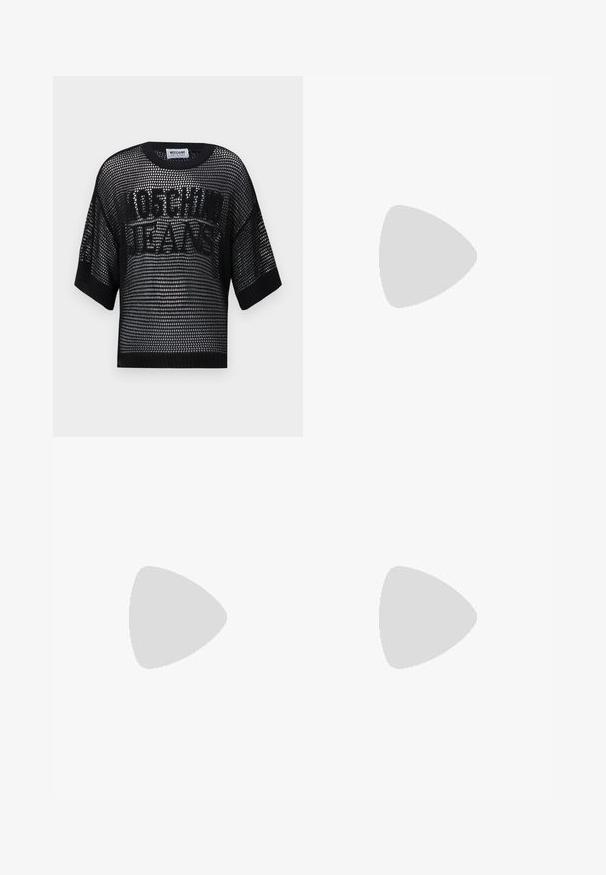 Juodas trumpomis rankovėmis, tinklinis viršus su apvalia iškirpte, turintis tekstūruotą dizainą ir žodžius "MOSCHINO JEANS" aiškiai išdėstytus centre.; Juodos, lengvos, elastingos juosmens kelnės su tiesiu pjūviu. Minkšta tekstūra, be matomų raštų ar akcentų. Paprastas ir universalus stilius.; Juodai odiniai baletai su apvaliu pirštu, lygi texture, minimalus siuvimo detales ir lanksčiu padų dizainu.; Juodas tote krepšys su tekstūruotu paviršiumi, turintis deimanto raštą, petines diržes ir ryškiai raudonai baltą tekstą „JE M'EN FOUS.“