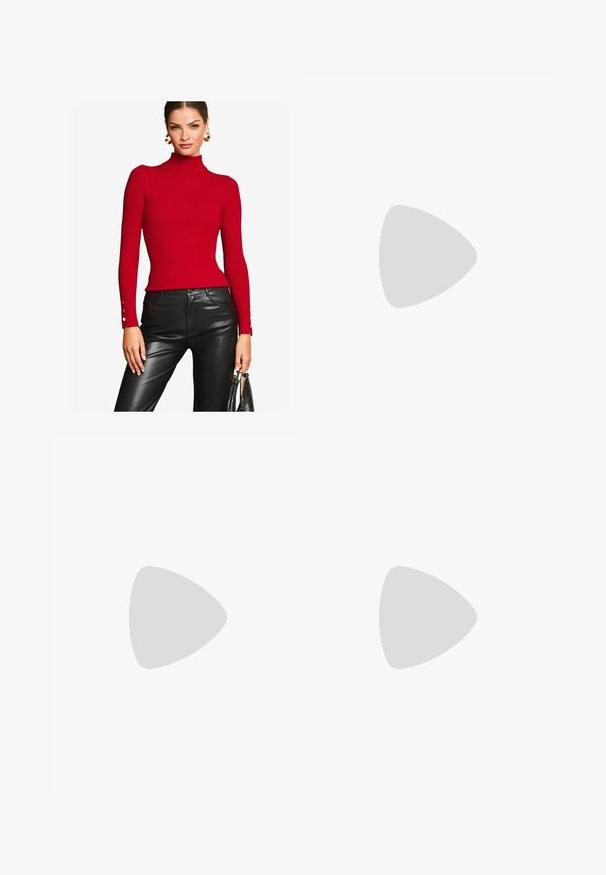 Lipsy ROLL NECK BUTTON DETAIL  - Svetr - red; Námorní kalhoty s širokými nohavicemi z hladkého materiálu, s předními sklady, poutky na opasek a bočními kapsami. Obsahují knoflíkové zapínání v pase.; Sportovní boty s bílým koženým svrškem, šedou semišovou špičkou a třemi černými pruhy. Obsahují modré logo na jazyku a texturovanou gumovou podrážku.; Vínová kožená kabelka s zakřiveným tvarem, jediným ramenním popruhem a prošíváním ve středu. Hladký povrch, minimální kovové prvky.