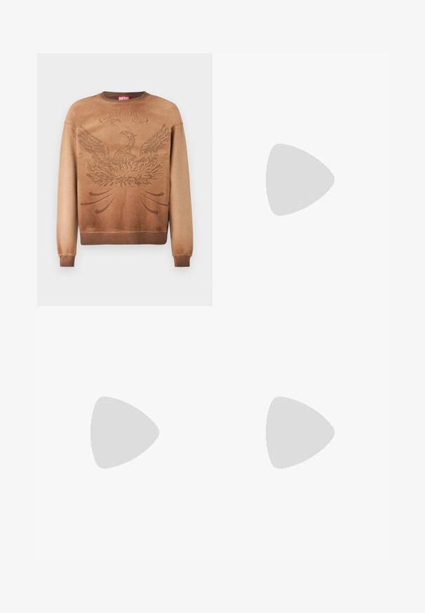 Bruine sweatshirt met een textuur ontwerp van een feniks, rib gebreide manchetten en zoom, en een rood merketiket bij de hals. Verloopseffect van licht naar donker.; Zwarte T-shirt met een groot, abstract lichtgrijs grafisch ontwerp op de voorkant. Korte mouwen en een klassieke ronde halslijn. Gemaakt van katoen.; Zwarte denimjeans hebben een rechte pijp, een vervaagde structuur en subtiele slijtage. Inclusief standaardzakken en een knoopsluiting.; Lacoste sneakers in donkergrijs van mesh en synthetisch materiaal, met een gestructureerde zool en bruine accenten op de kraag en branding.; Fanny pack in donkerblauw tie-dye print met een ritssluiting bovenaan, textuur materiaal en een opvallend logo op de voorkant.