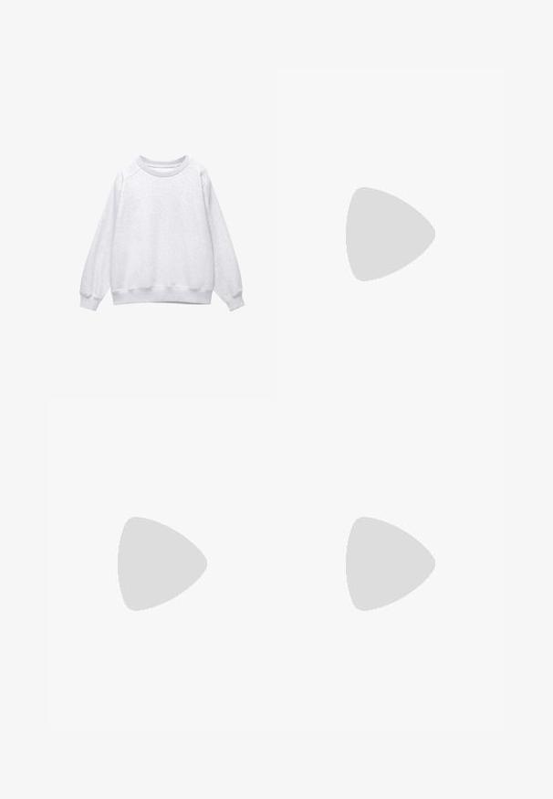 Lichtgrijze crewneck sweatshirt met lange mouwen en geribde manchetten en onderkant, plat weergegeven op een witte achtergrond.; Witte t-shirt met korte mouwen van zachte katoen, met een ronde halslijn en een getailleerde vorm. Geen zichtbare patronen of versieringen.; Lichtgrijze sweatpants met een ontspannen pasvorm, elastische tailleband, trekkoord en zijzakken; gemaakt van zachte, gestructureerde stof.; Nike hardloopschoen in wit en lichtroze. Bevat een bovenwerk van mesh en een kenmerkende gebogen zool met zichtbare luchtvering.
