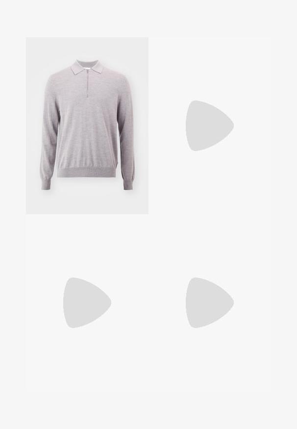 Hellgrauer Strickpullover mit Reißverschlusskragen, langen Ärmeln, gerippten Bündchen und Saum. Weiche Textur, lockere Passform und minimalistisches Design.; Burgunderfarbene maßgeschneiderte Hose mit geradem Schnitt, glatter Textur und gebügelten Falten. Verfügt über Gürtelschlaufen und Eingrifftaschen.; Beige Wildleder Slipper mit einer gerafften Gestaltung, ausgestattet mit einer flachen Sohle und einem dekorativen Riemen über dem Rist. Glatte Textur.; Silberarmband mit rundem Perlendesign, am Handgelenk vor einem blauen Hintergrund getragen. Glatte Textur mit polierter Oberfläche.