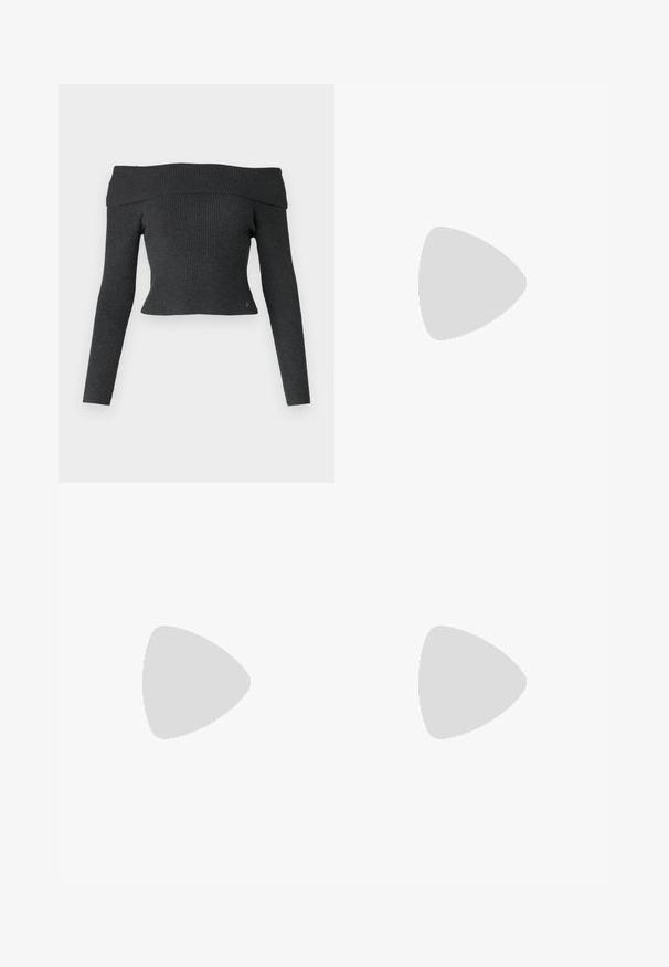 Pulover z odprtimi rameni, rebraste pletenine v temno sivi barvi, ima dolge rokave in prilegajočo zasnovo z majhnim logotipom na dnu.; Bele hlače širokih nogavic z gladko teksturo, s ploskim sprednjim delom in pregibanimi linijami. Narejene iz lahkotnega materiala, brez vidnih vzorcev.; Črne usnjene škornje do kolen z zaobljenim nosom, gladko teksturo, minimalističnim dizajnom in ravnim podplatom. Preproste šivane detajle na zgornjem delu.; Črna usnjena torbica z nabranim dizajnom, dvojno zategovalno zapiranje in snemljivim naramnim trakom. Ima kovinski logotip.